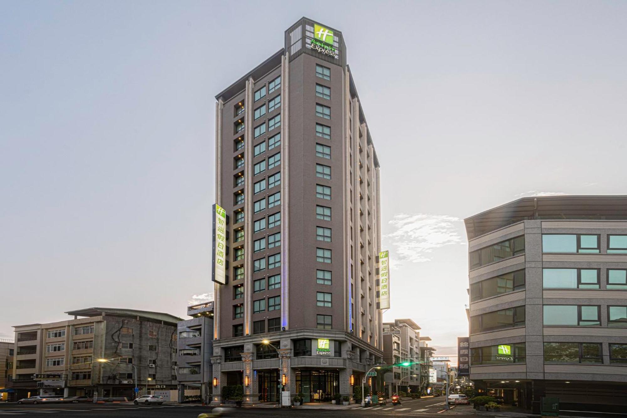 Holiday Inn Express Kaohsiung Love River, An Ihg Hotel Exterior photo